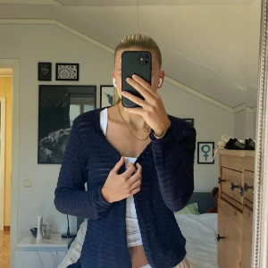 Marinblå tunt stickad kofta - Kofta från only som knappt är använd! 