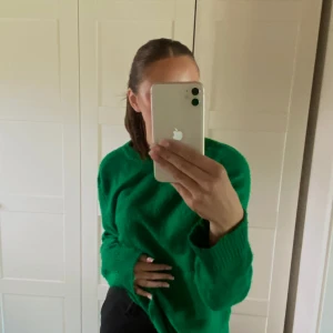 Stickad tröja  - Säljer denna fina gröna stickade tröja från zara, jätte fint skick å jätte fin färg perfekt för sommarkvällar eller mysiga höst dagar ❤️🍂 