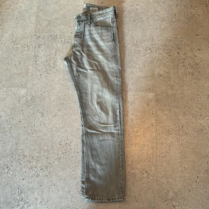 Jack & jones jeans grå - Säljer dessa gråa jack & jones Chris jeans som är knappt använda pga hål i höger ben. Men de går fortfarande att använda, pris kan snackas