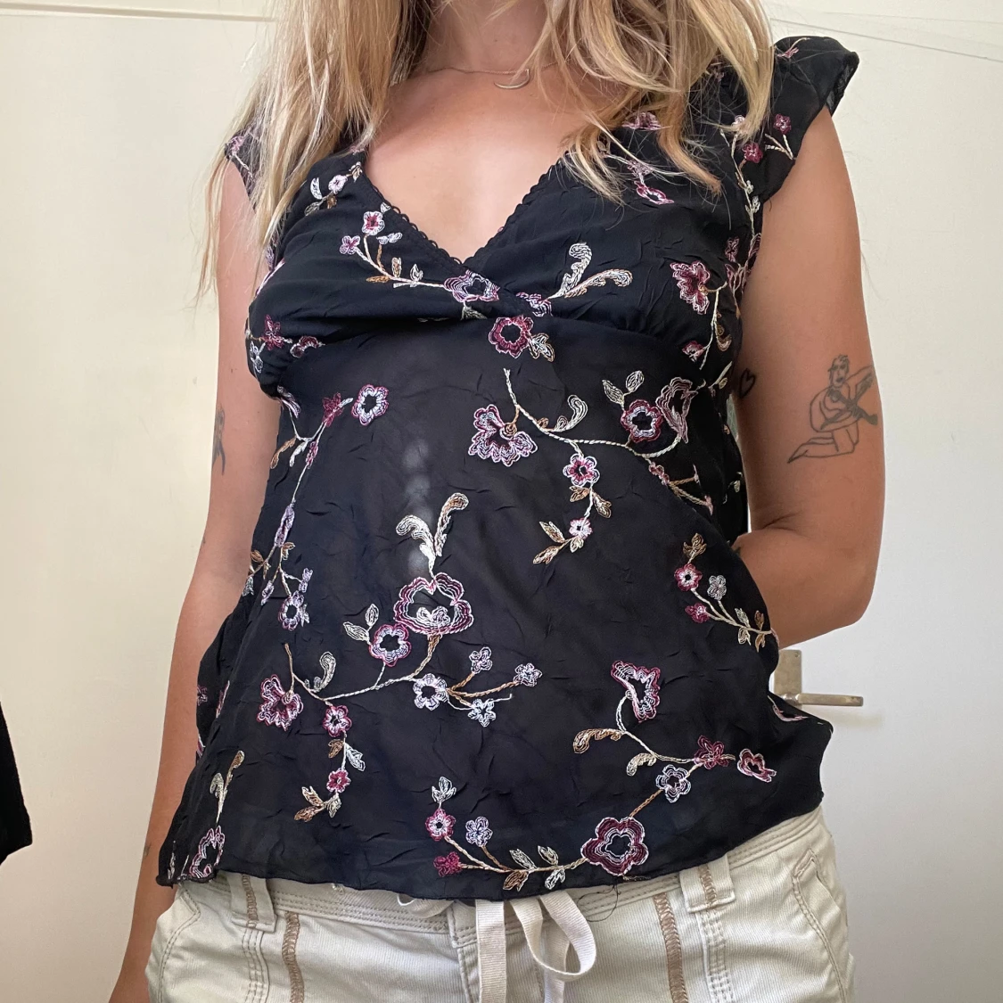 Svart blommig topp - 90