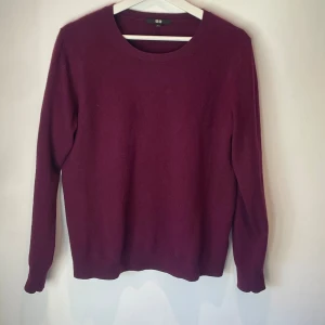 Kashmir tröja - 100% kashmir tröja från uniqlo. Storlek L men sitter som S/M. Skick 8/10 inga defekter men har krympt lite därav priset.