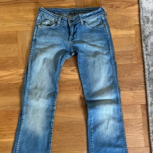 Lågmidjade bootcut jeans - Säljer min såå snygga jeans från wrangler p.g.a jag rensar garderoben💕verkligen så cool tvätt och har sprättat upp de nertill för att de ska bli lite längre😍innerbenslängd: 75cm, midjemått rakt över: 33 cm