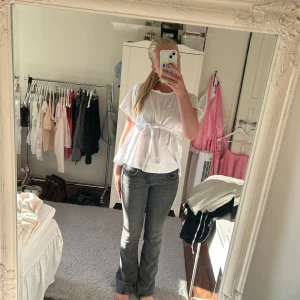 Gråa jeansbyxor - Säljer ett par snygga gråa jeansbyxor. De är i bra skick och har en normal passform. Perfekta för vardagsbruk och kan matchas med nästan vad som helst. De är också väldigt bekväma att ha på sig.