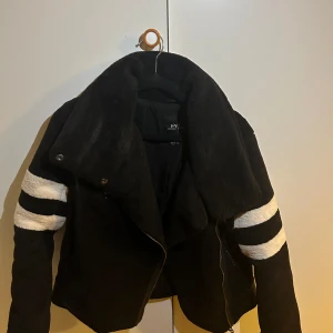 Höst/Vår jacka  - En höst/vår jacka i XS men sitter även bra på mig som har S. Som ny använt få tal gånger. Säljer då jag aldrig använder den