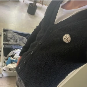 Stickad kofta - Säljer nu denna stickade koftan från Nudie. Bra skick och sjukt mjuk och skön! Storlek s och passar runt 170.