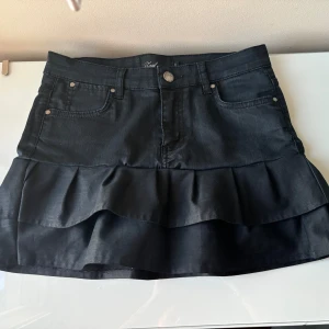 Jeanskjol - Fin egensyds volangkjol💕Måtten är 36cm rakt över i midjemått. Sista bilden är på ena sömmen som ser lite konstig ut, men inget man tänker på💕