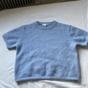 Stickad tröja - En blå stickad tröja från gina tricot i storleken 158-164. Super skön och mysig i ett bra skick. Endast använd några få gånger 