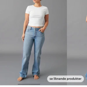 Blå jeansbyxor - Säljer ett par snygga blå låg midjade jeans,De är i bra skick. Perfekta för Kan matchas med nästan vad som helst. Passformen är normal och de är bekväma att ha på sig hela dagen.