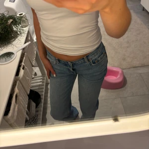 Lågmidjade jeans  - Säljer dessa snygga lågmidjade jeans i modell straight men skulle säga att de sitter som bootcut för de tajtas till vid låren. Används fåtal gånger och är inprincip i nyskick. Säljer de för 300. Pris kan diskuteras❤️