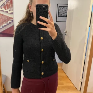 Kofta - Bra skick💓kofta med guldiga knappar Säljer då den är för kort i armarna. 