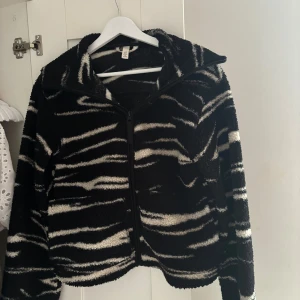 Trendig hm kofta  - Super fin kofta från hm, otroligt fint skick, inga defekter alls och använd 1-2 gånger🤗 storlek xs men passar även en S eller M💞