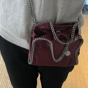 Intressekoll Stella McCartney väska - Intressekoll på denna super coola Stella väskan som är vinröd och glittrig❣️har dustbag och kvitto, skulle säga att den är sparsamt använd✨ skriv för fler bilder