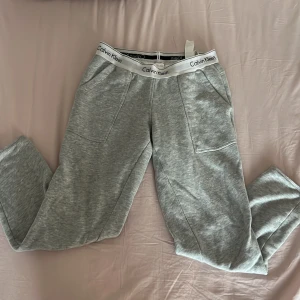 Byxor  - Dom e ganska Tight men it så mycket dom e jätte sköna   Har använt dom bara 2 gånger 