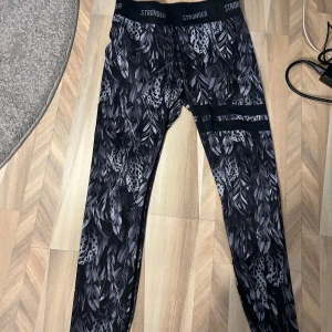 Stronger tights - Säljer dessa stronger tights i vad jag tror stl S men passar nog även M! Säljs inte längre men köpt för 800kr, säljer för 390 då de är i mycket fint skick!  Skriv för fler frågor 