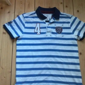 Polo pikétröja Stockholm 2003 Berkeley polo club - Använt några gånger, inga synliga fel. Bra skick, passar L möjligtvis lite åt M sidan. Vid behov av bilder kontakta mig så löser jag
