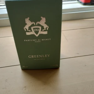 Parfums De Marly Greenley - Säljer denna fina PDM greenley. Bra för vår, sommar och varma höstdagar. Runt 70 ml kvar. Kan också sälja samples. Dm:a för mer bilder pris på samples. Nypris:2200.  Mitt pris:1600 kr. Boxen ingår självklart. Byten är ok men möts upp isf. 