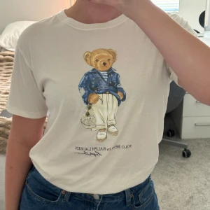 Polo Ralph lauren T-shirt  - Nyskick polo Ralph Lauren t shirt 🤍 100% bomull som är supermjuk och nypris är runt 1000kr 🩵🤍