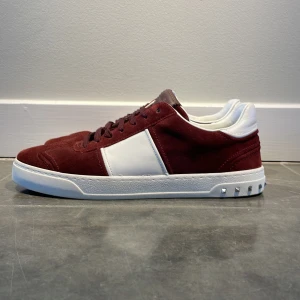 Valentino skor  - Hej! Säljer nu dessa stilrena och snygga skor från Valentino!🎉Skick: Använda men i väldigt bra skick, 3 nitar saknas! Retailpris: Ca 7500kr. Köp för endast:4999kr! Vid frågor eller funderingar är det bara att höra av dig. Priset går att diskutera!