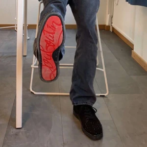 Svarta sneakers med röda sulor - Säljer loubs då jag inte använder dom längre. Dom är köpta för cirka 1,5 år sen. Det saknas en spik annars är de inte så mkt fel på dom. Det kommer med ett mocka kit, box och även kvitton. Priset ej hugget i sten. 