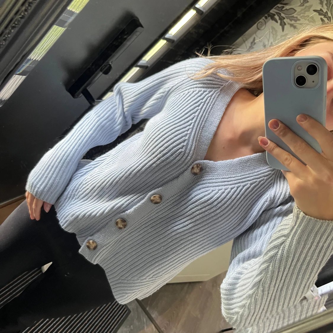 Ljusblå kofta med knappar