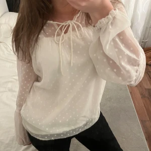söt blus - Super söt blus ifrån veromoda, endast använd 1 gång, nyskick, strlk 34, passar S-M, hör av er om mer ❤️❤️