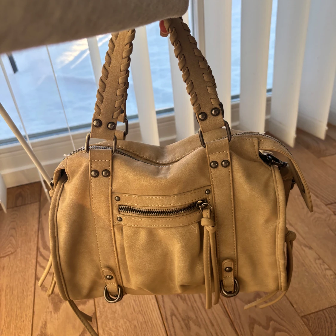 Beige axelväska med fransar - 90