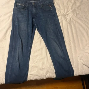 Replay jeans 28/32 - Säljer mina replay jeans, riktigt snygga och en bra passform
