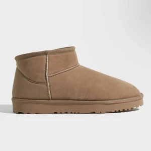 Uggs/boots - Säljer ett par fina bruna mini boots från Nelly. Helt slutsåld på hemsidan. Aldrig använt, skriv gärna privat för egna bilder🫶🏼storlek 40 men skulle säga att de även passar 39