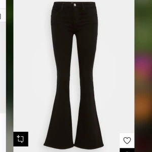 Svarta bootcut byxor - Snygga svarta bootcut jeans från märket Only, köpt på Zalando .