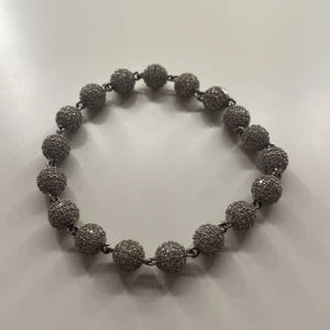 Glittrig armband  - Så eligant armband som passar bra nu till nyår och allt festligt. Aldrig använd! Den är lite tung ha det i baktanken 