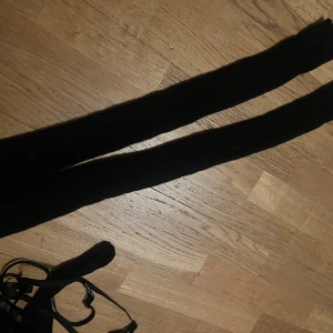Svarta strumpbyxor - Säljer ett par svarta strumpbyxor som är perfekta för kyligare dagar. De är långa och täcker hela benen upp till låren , vilket gör dem idealiska för lager-på-lager-stil. Passar bra till både kjol och klänning.