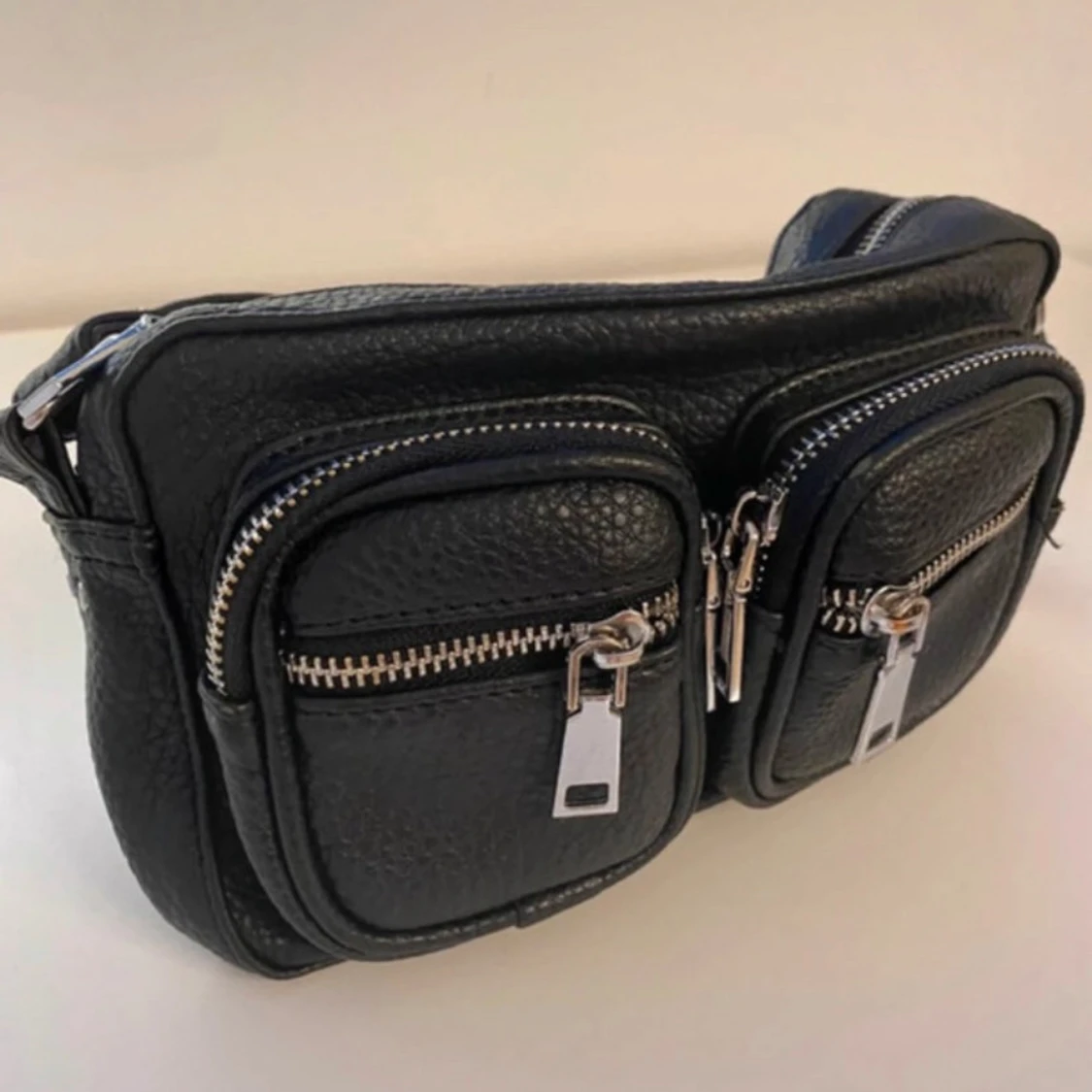 Svart axelväska från Noella - 90