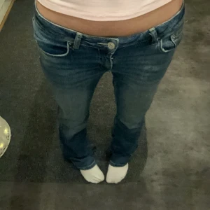 Blå jeans från Gina Tricot - Snygga blå jeans från Gina Tricot med låg midja och en klassisk straight passform. Perfekta för en avslappnad stil.