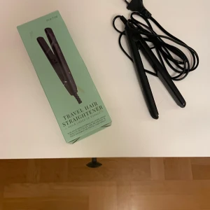 Resplattong - En resplattong som är använd ett fåtal gånger men fortfarande superskick, senast jag använde den var den väldigt bra och tycker själv att det blir väldigt bra när man använder den, den ör rengjord, men det är lite nagellack på förpackningen men det är inget som märks🤍🤍