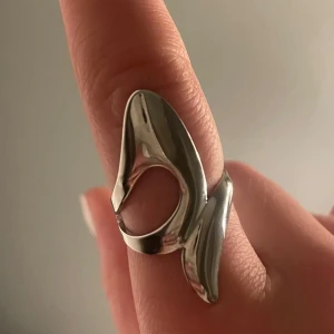 Ring  - Säljer en super cool ring i jättebra skick som aldrig är använd💕Ringen är i stål och är justerbar. Säljer för 50 kr + frakt
