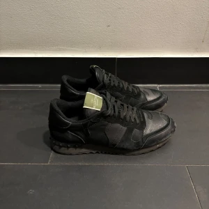 Svarta sneakers från Valentino - Snygga svarta sneakers från Valentino med en stilren design. Skorna är självklart äkta och är modellen rockrunner.Skorna är storlek 43 men passar även 44. Skorna har snörning och en robust sula för extra komfort. Perfekta för en trendig look och även för en kall vinter.           Kond: 8/10