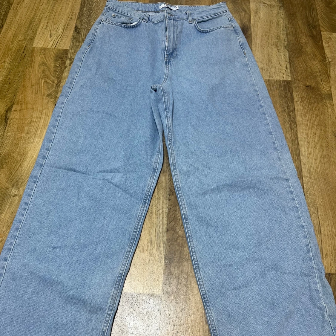 Ljusblå jeans från NA-KD