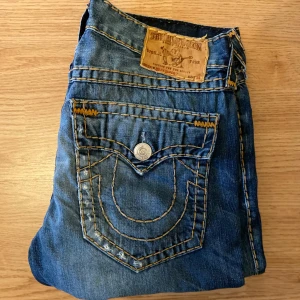True Religion Jeans Billy Super T - !skicka bud för snabb affär! Tvärfeta true religion jeans, storlek 32  bootcut. Fet distressing, Fint skick men hål på knäet. Skriv om ni undrar någonting 📲🎄💯