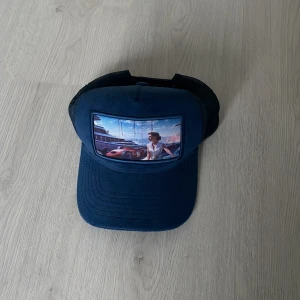 Revenite Monaco velvet keps  - Snygg blå LIMITERAD Monaco keps från Revenite. Den ser knappt använd ut!