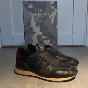 Hej! Säljer nu mina valentino Rockrunners på grund av att de är för små. Skicket får du utgöra själv på de bilderna som finns. Men som ni ser på sista bilden är den lite uppskrapad och sulan har börjat släppa ytterst lite men inget man tänker på går även att limma. Finns sedan lite uppskrapnigar på sulan men heller inte något man tänker på. Vill du ha fler bilder eller om du har några funderingar är det bara att höra av sig. Vid snabb affär så kan priset sänkas hastigt. MVH Grischgarderoben.