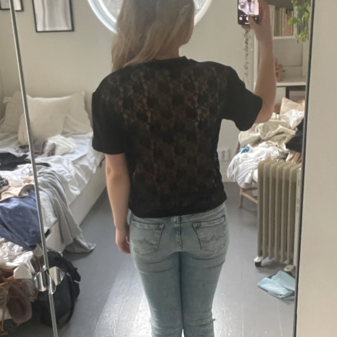 Svart t-shirt med spetsdetaljer - 90