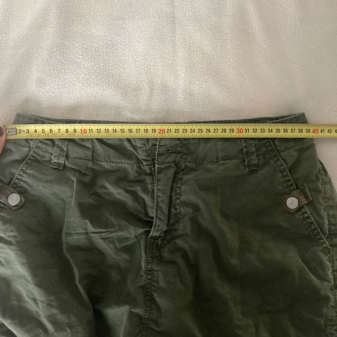 Grön kortkjol med knappar - 93