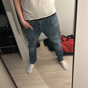 Jeans med slitningar - säljer nu dessa jeans med asfeta slitningar i nytt skick. märker är jack and jones och säljs endast för 299kr. kom privat för fler bilder eller funderingar. storleken är 33/32 