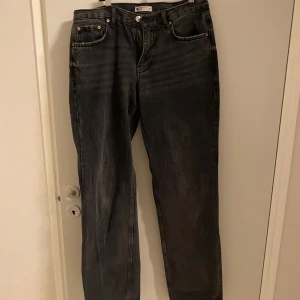 Svarta jeans från Perfect Jeans - Säljer ett par svarta low waist straight jeans från Perfect Jeans i storlek 36. De har en klassisk femficksdesign med knapp och dragkedja framtill. Perfekta för en avslappnad stil.