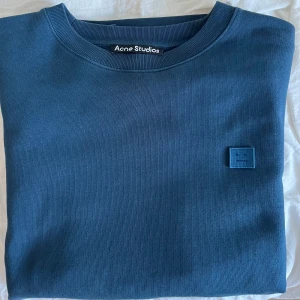 Blå tröja från Acne Studios - Säljer en supersnygga blåa tröjan från Acne Studios.  Nästan aldrig använd. Nypris 3000 kr, säljer för 1000kr💗💗Står ej för frakt