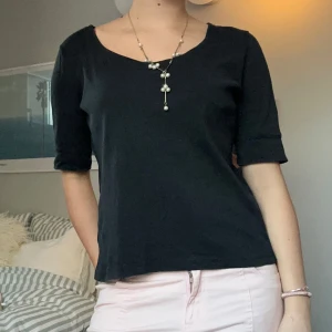Svart topp med trekvartsärm - Snygg svart topp med trekvartsärm 