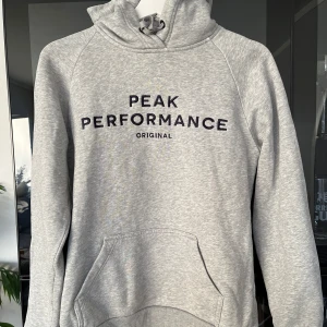 Grå hoodie från Peak Performance - Säljer en grå hoodie från Peak Performance, med vissa slitage skador (se bilder)🩶Pris kan diskuteras vid snabb affär 