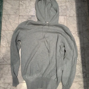 Ljusblå hoodie från Soft Goat - Säljer en stilren ljus blå hoodie från Soft Goat i storlek S. Tröjan är tillverkad i mjukt material och har en klassisk design med huva och bra material. Perfekt för en avslappnad look.