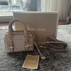 rosa michael kors bedford leather bag  - säljer denna mini bowling väskan från michael kors då jag känner att den inte kommer till användning. den är helt oanvänd aldrig använt denna. allt i bilden kommer med när man köper. en begagnad kostar 4455kr. jag säljer för 2200 utan några som helst defekter. skriv privat för fler bilder eller frågor. 💗