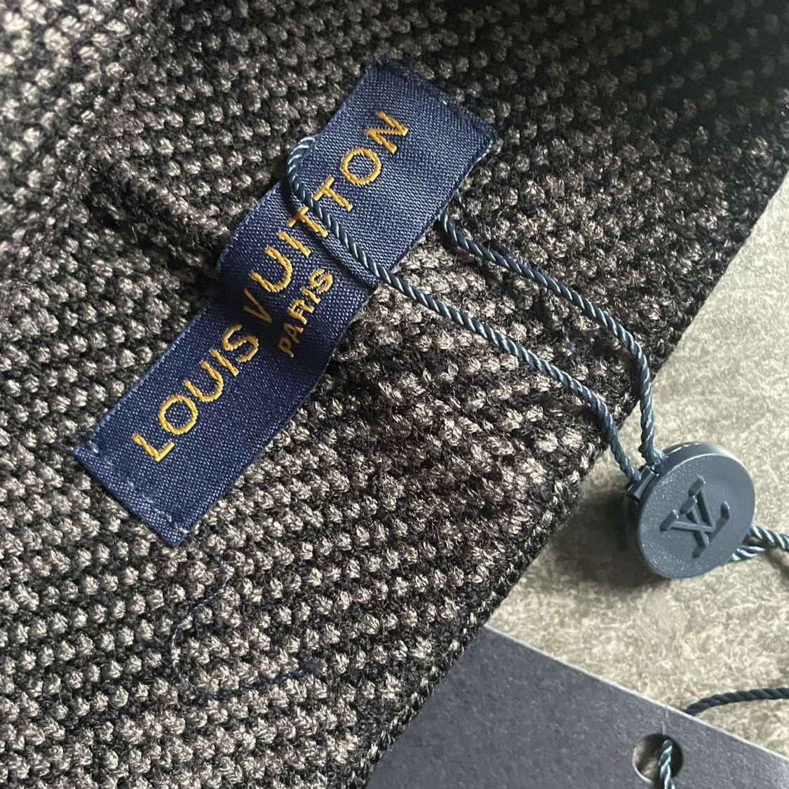 Grå och svart mössa - 92